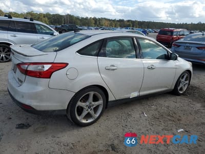 Trzecie zdjęcie samochodu z tyłu: 2013 FORD FOCUS TITANIUM VIN:1FADP3J25DL259382 - miniatura