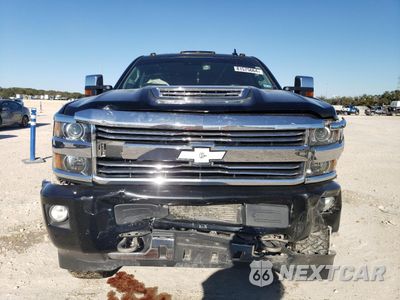 Piąte zdjęcie samochodu w środku: 2017 CHEVROLET SILVERADO K2500 HIGH COUNTRY VIN:1GC1KXEY9HF232644 - miniatura