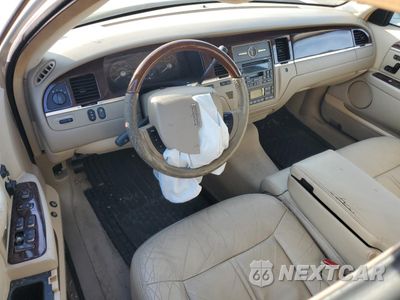 Zdjęcie 8 z 12 samochodu: 2006 LINCOLN TOWN CAR SIGNATURE LIMITED VIN:1LNHM82V96Y644438 - miniatura