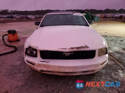 Piąte zdjęcie samochodu w środku: 2006 FORD MUSTANG VIN:1ZVFT84N565264216 - miniatura