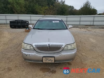 Piąte zdjęcie samochodu w środku: 2004 LINCOLN TOWN CAR ULTIMATE VIN:1LNHM83W14Y682637 - miniatura
