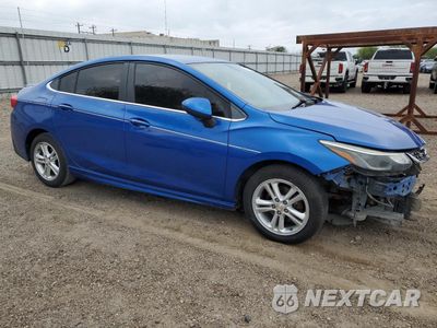 Czwarte zdjęcie samochodu z boku: 2017 CHEVROLET CRUZE LT VIN:1G1BE5SM2H7196428 - miniatura