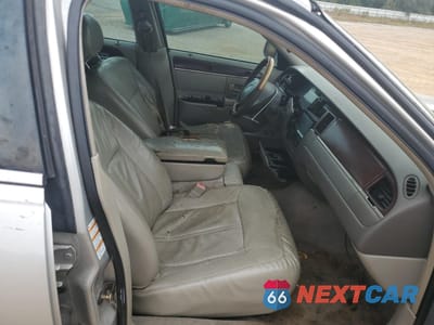 Zdjęcie 7 z 13 samochodu: 2004 LINCOLN TOWN CAR ULTIMATE VIN:1LNHM83W14Y682637 - miniatura