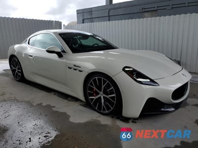 Czwarte zdjęcie samochodu z boku: 2024 MASERATI GRANTURISMO MODENA VIN:ZAMBMVBB6RX435887 - miniatura