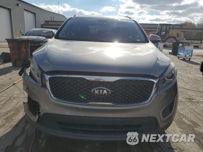 Piąte zdjęcie samochodu w środku: 2017 KIA SORENTO LX VIN:5XYPG4A58HG235943 - miniatura