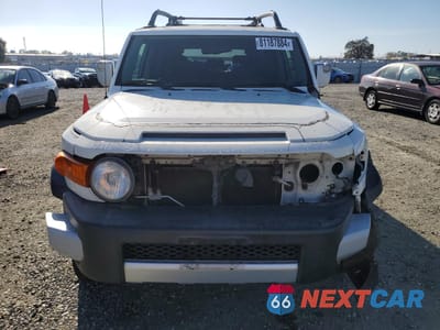 Piąte zdjęcie samochodu w środku: 2010 TOYOTA FJ CRUISER VIN:JTEZU4BF9AK010743 - miniatura