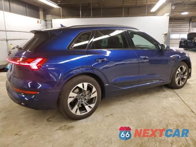 Trzecie zdjęcie samochodu z tyłu: 2022 AUDI E-TRON PREMIUM VIN:WA1AAAGE8NB037487 - miniatura