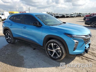 Czwarte zdjęcie samochodu z boku: 2025 CHEVROLET TRAX 1RS VIN:KL77LGEP7SC044578 - miniatura