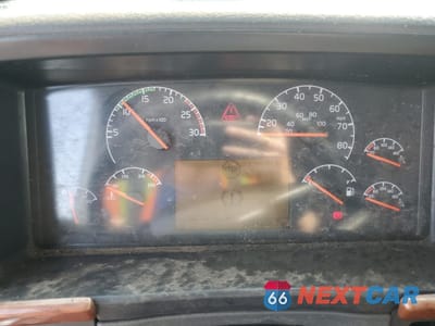 Zdjęcie 8 z 10 samochodu: 2005 VOLVO VN VNL VIN:4V4NC9TG35N371713 - miniatura