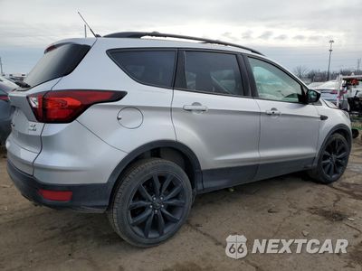 Trzecie zdjęcie samochodu z tyłu: 2019 FORD ESCAPE SE VIN:1FMCU9GD1KUB91949 - miniatura
