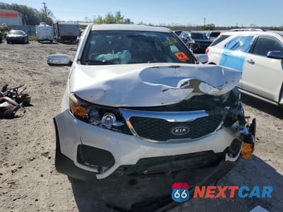 Piąte zdjęcie samochodu w środku: 2012 KIA SORENTO BASE VIN:5XYKT3A18CG227900 - miniatura