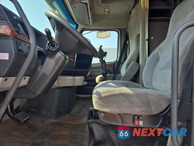 Piąte zdjęcie samochodu w środku: 2005 VOLVO VN VNL VIN:4V4NC9TG35N371713 - miniatura