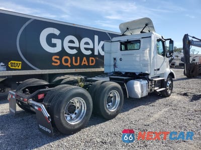 Czwarte zdjęcie samochodu z boku: 2024 VOLVO VNR VIN:4V4WC9DHXRN653140 - miniatura