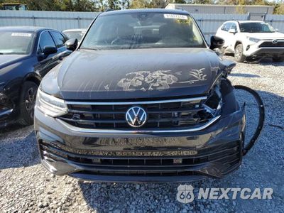 Piąte zdjęcie samochodu w środku: 2023 VOLKSWAGEN TIGUAN SE R-LINE BLACK VIN:3VVCB7AX3PM113168 - miniatura