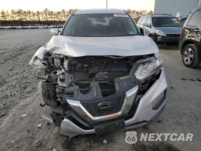 Piąte zdjęcie samochodu w środku: 2018 NISSAN ROGUE S VIN:5N1AT2MV9JC776247 - miniatura