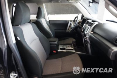 Piąte zdjęcie samochodu w środku: 2022 TOYOTA 4RUNNER SR5 VIN:JTEEU5JR2N5265481 - miniatura