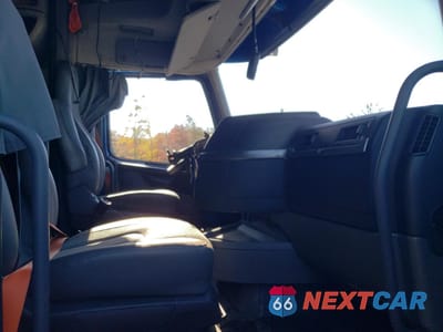 Piąte zdjęcie samochodu w środku: 2020 VOLVO VN VNL VIN:4V4NC9EHXLN897470 - miniatura