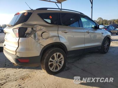 Trzecie zdjęcie samochodu z tyłu: 2018 FORD ESCAPE SE VIN:1FMCU0GD9JUD14228 - miniatura