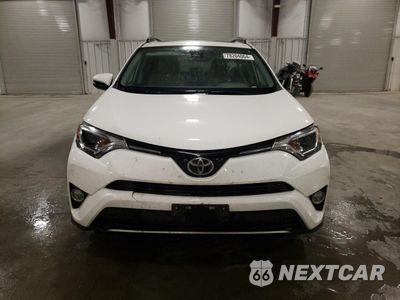 Piąte zdjęcie samochodu w środku: 2017 TOYOTA RAV4 XLE VIN:JTMRFREV2HJ129569 - miniatura