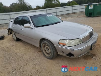 Czwarte zdjęcie samochodu z boku: 2004 LINCOLN TOWN CAR ULTIMATE VIN:1LNHM83W14Y682637 - miniatura