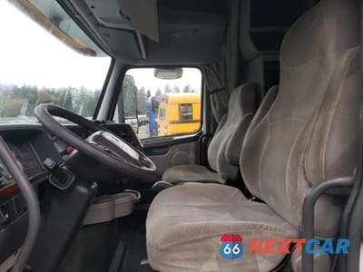 Piąte zdjęcie samochodu w środku: 2012 VOLVO VN VNL VIN:4V4NC9EG5CN543069 - miniatura