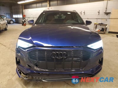 Piąte zdjęcie samochodu w środku: 2022 AUDI E-TRON PREMIUM VIN:WA1AAAGE8NB037487 - miniatura