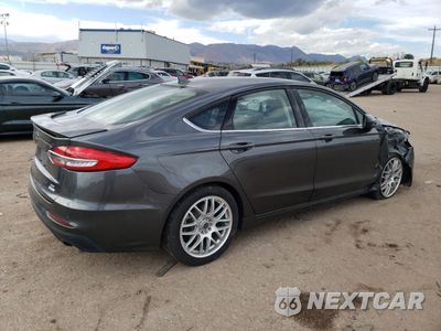 Trzecie zdjęcie samochodu z tyłu: 2019 FORD FUSION SE VIN:XFA6P0HD5KR251280 - miniatura