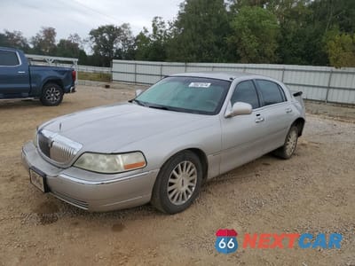 2004 LINCOLN TOWN CAR ULTIMATE 1LNHM83W14Y682637 - główne zdjęcie licytacji z USA - miniatura