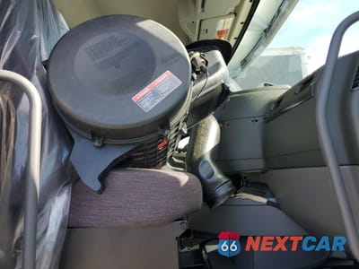 Piąte zdjęcie samochodu w środku: 2024 VOLVO VNR VIN:4V4WC9DHXRN653140 - miniatura