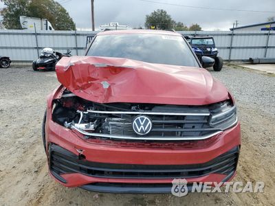 Piąte zdjęcie samochodu w środku: 2024 VOLKSWAGEN TIGUAN SE R-LINE BLACK VIN:3VV8B7AX5RM099699 - miniatura