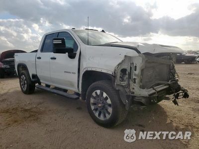 Czwarte zdjęcie samochodu z boku: 2023 CHEVROLET SILVERADO K2500 CUSTOM VIN:1GC5YME7XPF113912 - miniatura