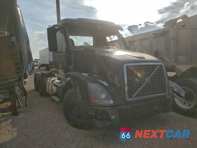 2014 VOLVO VNL SEMI TRUCK 4V4NC9EG3EN161898 - główne zdjęcie licytacji z USA - miniatura