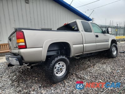 Trzecie zdjęcie samochodu z tyłu: 2002 CHEVROLET SILVERADO K2500 HEAVY DUTY VIN:1GCHK29G42E105798 - miniatura