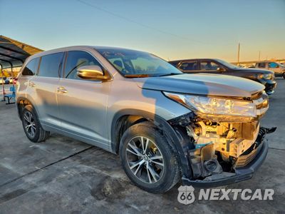 Czwarte zdjęcie samochodu z boku: 2017 TOYOTA HIGHLANDER LE VIN:5TDZARFH8HS030698 - miniatura