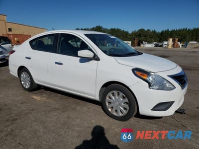 Czwarte zdjęcie samochodu z boku: 2018 NISSAN VERSA S VIN:3N1CN7AP8JL841803 - miniatura