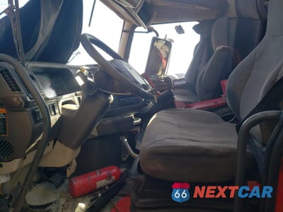 Piąte zdjęcie samochodu w środku: 2018 VOLVO VN VNL VIN:4V4NC9EHXJN999316 - miniatura