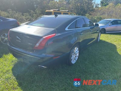 Czwarte zdjęcie samochodu z boku: 2013 JAGUAR XJ VIN:SAJWA1C73D8V44829 - miniatura