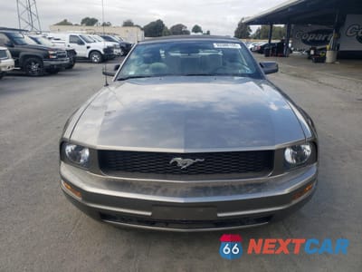 Piąte zdjęcie samochodu w środku: 2005 FORD MUSTANG VIN:1ZVFT84N255228286 - miniatura