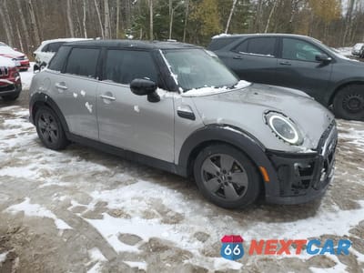 Czwarte zdjęcie samochodu z boku: 2024 MINI COOPER VIN:WMW33DK06R2V28682 - miniatura