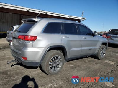 Trzecie zdjęcie samochodu z tyłu: 2020 JEEP GRAND CHEROKEE LAREDO VIN:1C4RJFAG4LC228105 - miniatura