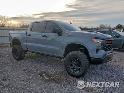Czwarte zdjęcie samochodu z boku: 2024 CHEVROLET SILVERADO K1500 TRAIL BOSS CUSTOM VIN:3GCUDCED8RG209014 - miniatura