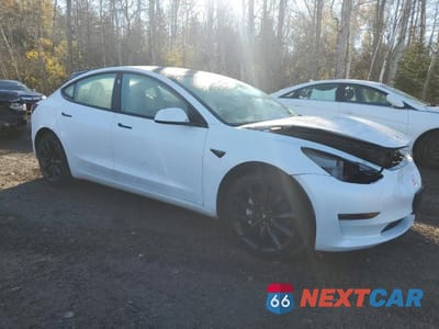 Czwarte zdjęcie samochodu z boku: 2023 TESLA MODEL 3 VIN:LRW3E1FA6PC843047 - miniatura