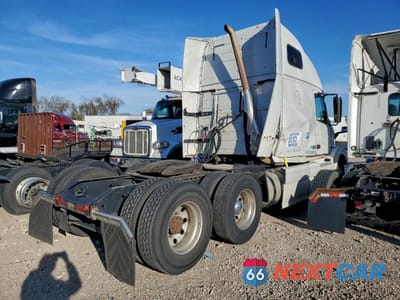 Czwarte zdjęcie samochodu z boku: 2015 VOLVO VNL SEMI TRUCK VIN:4V4NC9EH6FN925088 - miniatura