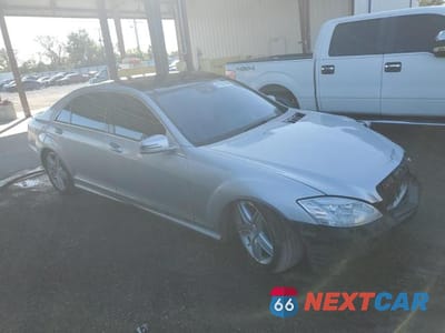 Czwarte zdjęcie samochodu z boku: 2013 MERCEDES-BENZ S 550 4MATIC VIN:WDDNG9EB0DA510516 - miniatura