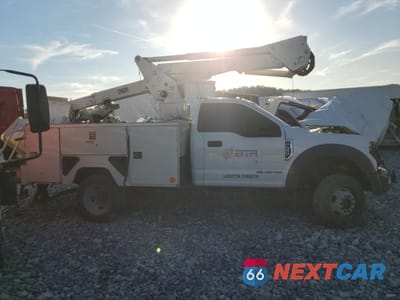 Czwarte zdjęcie samochodu z boku: 2020 FORD F550 SUPER DUTY BUCKET TRUCK VIN:1FDUF5HT3LEC53229 - miniatura