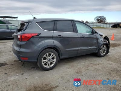 Trzecie zdjęcie samochodu z tyłu: 2019 FORD ESCAPE SE VIN:1FMCU9GD9KUC34451 - miniatura