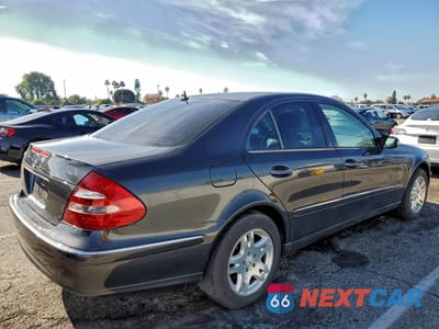 Trzecie zdjęcie samochodu z tyłu: 2003 MERCEDES-BENZ E 320 VIN:WDBUF65J33A126130 - miniatura