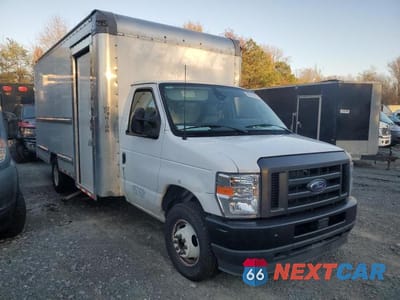 Czwarte zdjęcie samochodu z boku: 2024 FORD ECONOLINE E-350 - BOX TRUCK - PRIOR FLEET VIN:1FDWE3FN1RDD13950 - miniatura