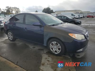 Czwarte zdjęcie samochodu z boku: 2010 HYUNDAI ELANTRA BLUE VIN:KMHDU4AD7AU923385 - miniatura