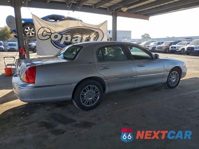 Trzecie zdjęcie samochodu z tyłu: 2007 LINCOLN TOWN CAR SIGNATURE LIMITED VIN:1LNHM82V57Y639691 - miniatura